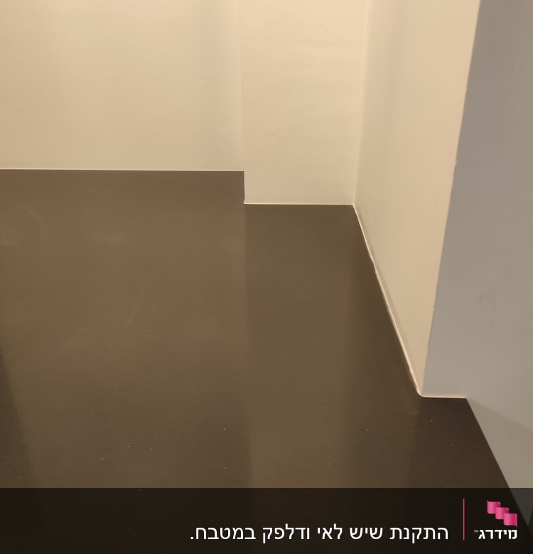 משטח שיש כהה ומבריק בפינת חדר